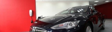 特斯拉汽车在纽赫伯特林赛道基本建设V3非常汽车充电桩，为纯电动车客户出示服务项目